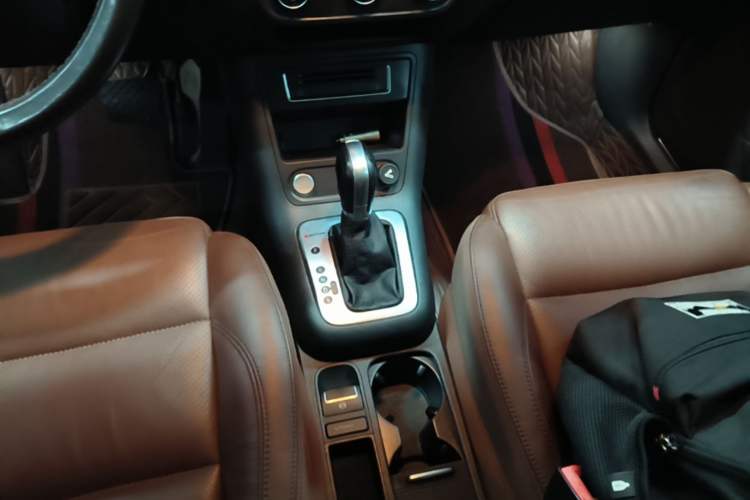 Used Volkswagen Tiguan 2015 1.8TSI Automatic All-Wheel-Drive Luxury Model Gear Lever
