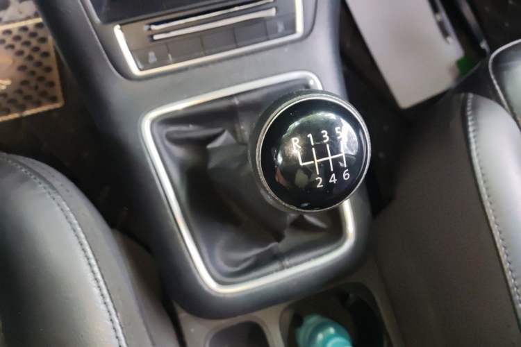 Used Volkswagen Tiguan 2015 1.8TSI Manual Two-Wheel-Drive Limited Edition Gear Lever