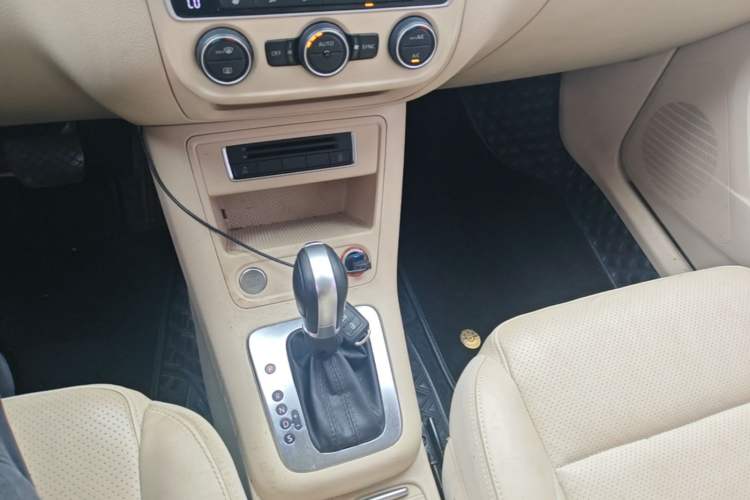 Used Volkswagen Tiguan 2015 1.8TSI Automatic Two-Wheel Drive Luxury Model Gear Lever