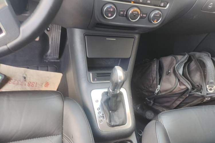 Used Volkswagen Tiguan 2015 1.8TSI Automatic Two-Wheel Drive Comfort Edition Gear Lever