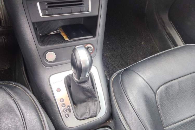 Used Volkswagen Tiguan 2015 2.0 TSI Automatic All-Wheel Drive Luxury Edition Gear Lever