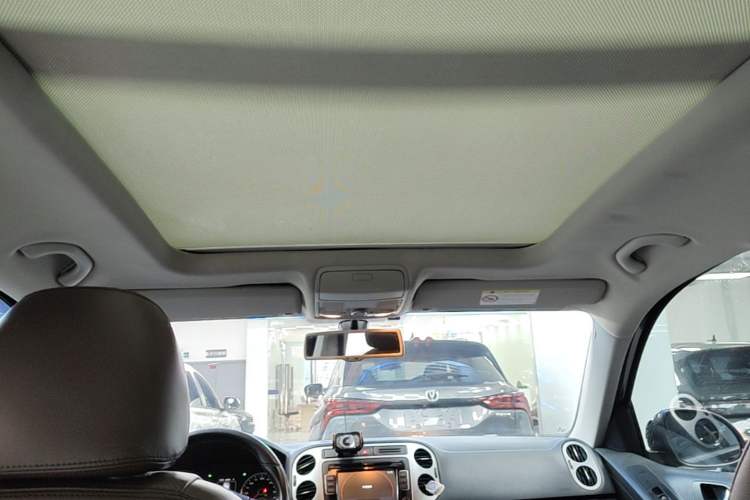 Used Volkswagen Tiguan 2015 1.8TSI Automatic All-Wheel-Drive Luxury Model Headliner
