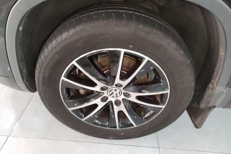 Used Volkswagen Tiguan 2015 1.8TSI Automatic Two-Wheel Drive Luxury Model Left Front Wheel Hub