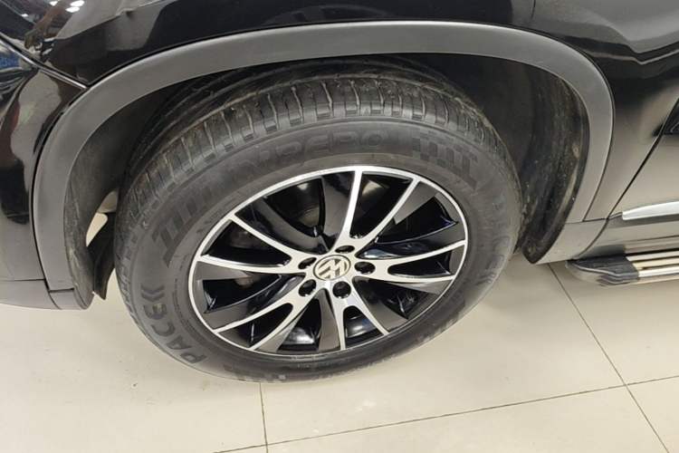 Used Volkswagen Tiguan 2015 1.8TSI Automatic All-Wheel-Drive Luxury Model Left Front Wheel Hub