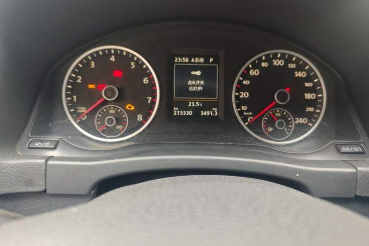 Used Volkswagen Tiguan 2015 1.8TSI Automatic Two-Wheel Drive Luxury Model Odometer Close Up