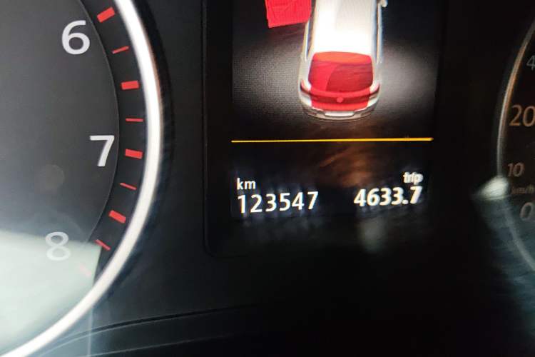 Used Volkswagen Tiguan 2015 1.8TSI Automatic Two-Wheel Drive Luxury Model Odometer Close Up