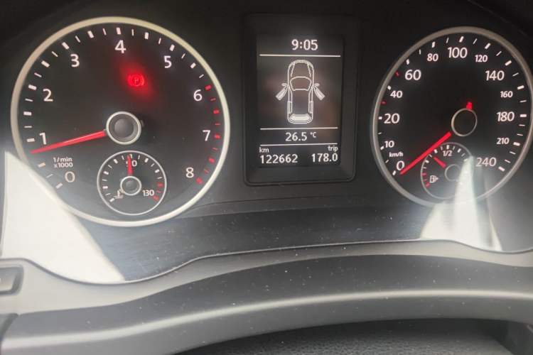 Used Volkswagen Tiguan 2015 1.8TSI Manual Two-Wheel-Drive Limited Edition Odometer Close Up