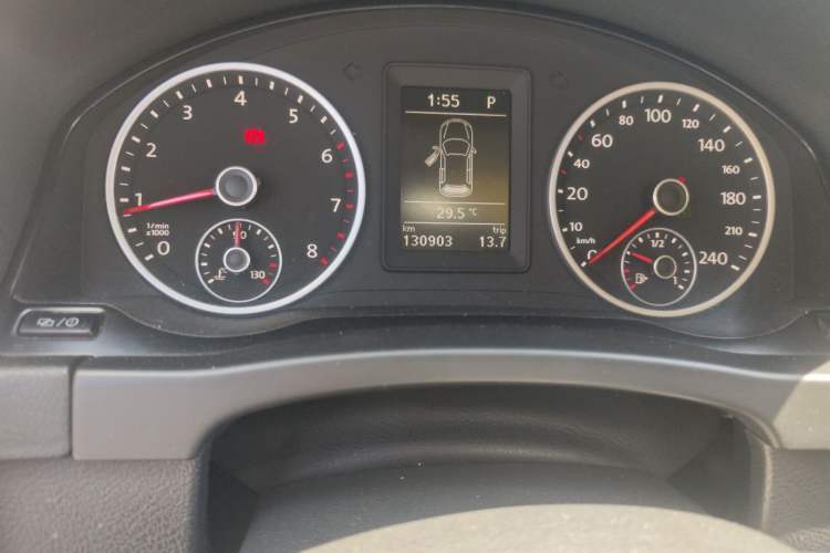 Used Volkswagen Tiguan 2015 1.8TSI Automatic All-Wheel Drive Style Vision Edition Odometer Close Up