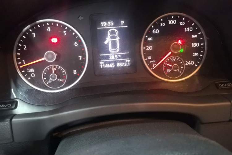 Used Volkswagen Tiguan 2015 1.8TSI Automatic All-Wheel Drive Style Vision Edition Odometer Close Up