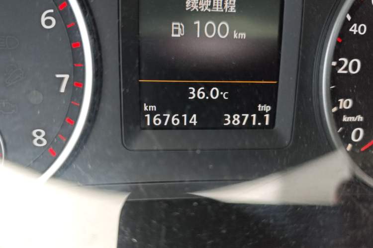 Used Volkswagen Tiguan 2015 1.8TSI Automatic All-Wheel-Drive Luxury Model Odometer Close Up
