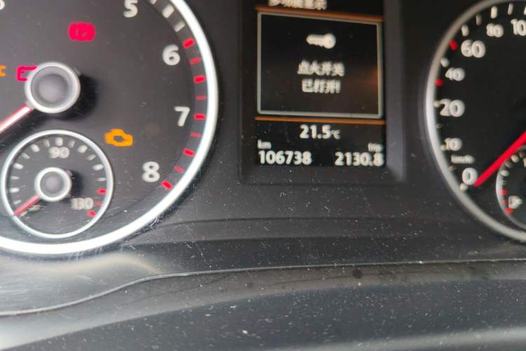 Used Volkswagen Tiguan 2015 1.8TSI Automatic Two-Wheel Drive Luxury Model Odometer Close Up