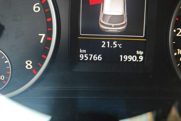 Used Volkswagen Tiguan 2015 1.8TSI Automatic Two-Wheel Drive Luxury Model Odometer Close Up