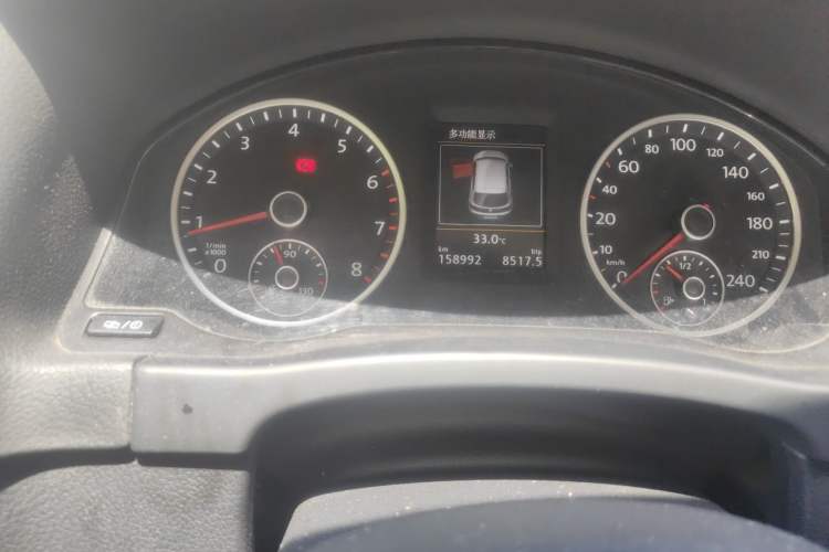 Used Volkswagen Tiguan 2015 1.8TSI Automatic Two-Wheel Drive Luxury Model Odometer Close Up