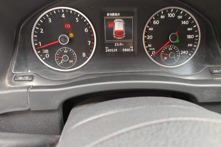 Used Volkswagen Tiguan 2015 1.8TSI Automatic Two-Wheel Drive Luxury Model Odometer Close Up