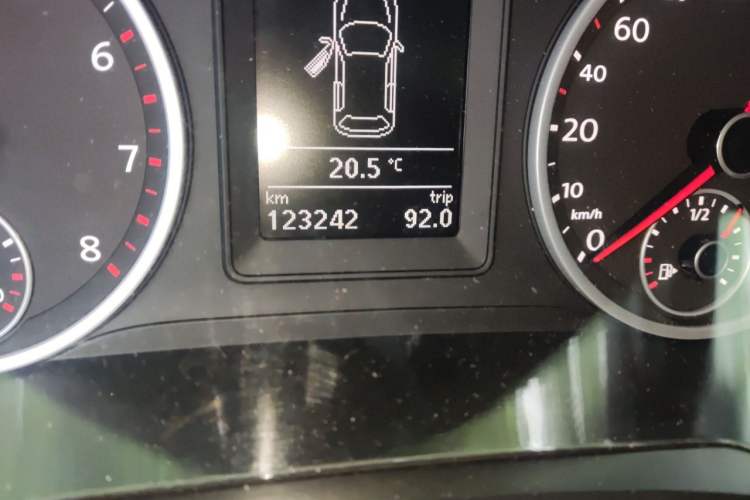 Used Volkswagen Tiguan 2015 1.8TSI Manual Two-Wheel-Drive Limited Edition Odometer Close Up