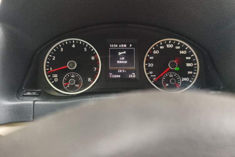 Used Volkswagen Tiguan 2015 1.8TSI Automatic Two-Wheel Drive Luxury Model Odometer Close Up