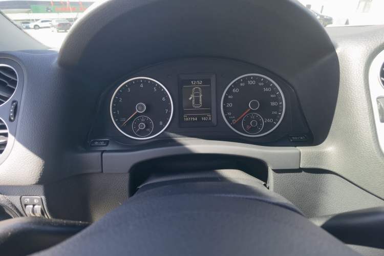 Used Volkswagen Tiguan 2015 1.8TSI Automatic Two-Wheel Drive Trend Edition Odometer Close Up