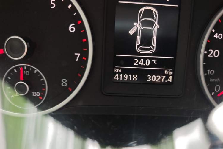 Used Volkswagen Tiguan 2015 1.8TSI Automatic Two-Wheel Drive Trend Edition Odometer Close Up