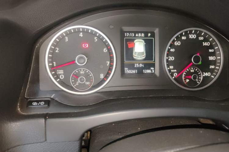 Used Volkswagen Tiguan 2015 1.8TSI Automatic Two-Wheel Drive Luxury Model Odometer Close Up