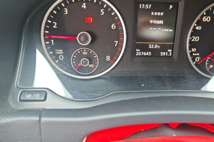 Used Volkswagen Tiguan 2015 1.8TSI Automatic Two-Wheel Drive Luxury Model Odometer Close Up
