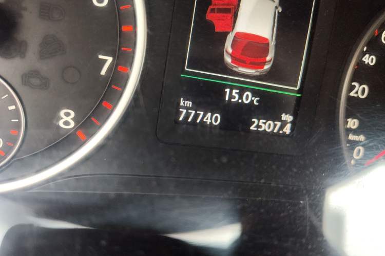 Used Volkswagen Tiguan 2015 1.8TSI Automatic Two-Wheel Drive Luxury Model Odometer Close Up