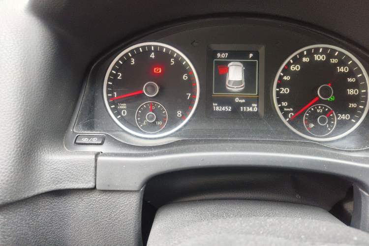 Used Volkswagen Tiguan 2015 1.8TSI Automatic Two-Wheel Drive Luxury Model Odometer Close Up