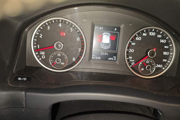Used Volkswagen Tiguan 2015 1.8TSI Automatic Two-Wheel Drive Luxury Model Odometer Close Up