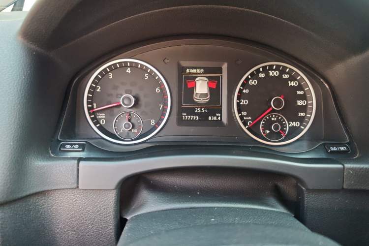 Used Volkswagen Tiguan 2015 1.8TSI Automatic Two-Wheel Drive Luxury Model Odometer Close Up