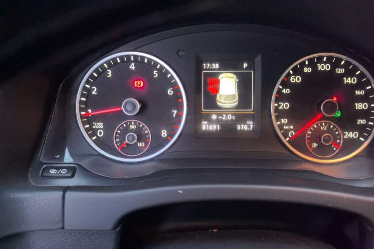 Used Volkswagen Tiguan 2015 1.8TSI Automatic All-Wheel-Drive Luxury Model Odometer Close Up