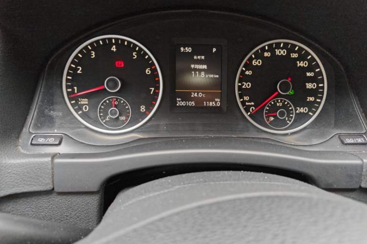 Used Volkswagen Tiguan 2015 1.8TSI Automatic Two-Wheel Drive Luxury Model Odometer Close Up