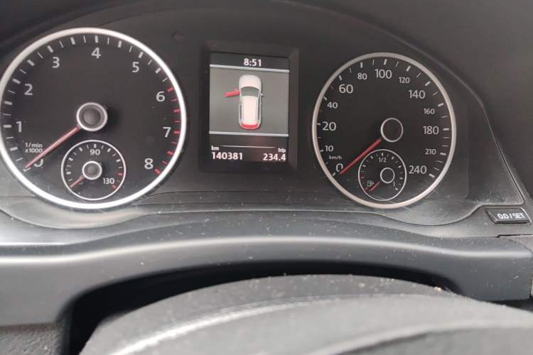 Used Volkswagen Tiguan 2015 2.0 TSI Automatic All-Wheel Drive Flagship Edition Odometer Close Up