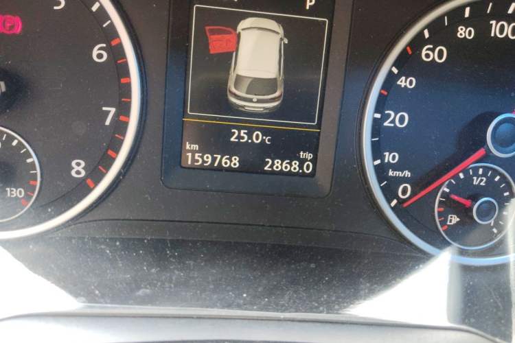 Used Volkswagen Tiguan 2015 1.8TSI Automatic All-Wheel-Drive Luxury Model Odometer Close Up