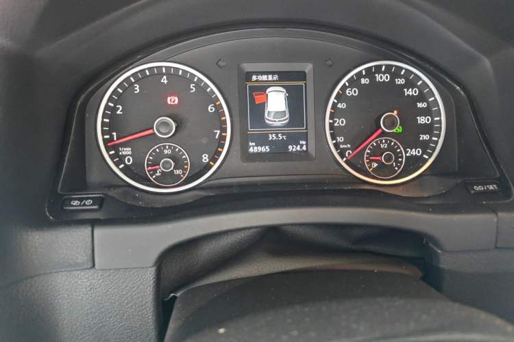 Used Volkswagen Tiguan 2015 1.8TSI Automatic Two-Wheel Drive Luxury Model Odometer Close Up