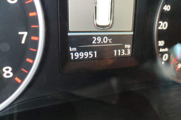 Used Volkswagen Tiguan 2015 2.0 TSI Automatic All-Wheel Drive Flagship Edition Odometer Close Up