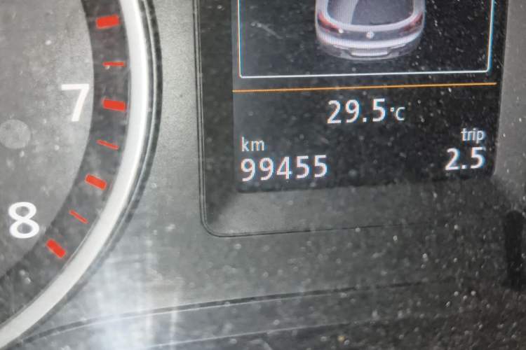 Used Volkswagen Tiguan 2015 1.8TSI Automatic Two-Wheel Drive Luxury Model Odometer Close Up