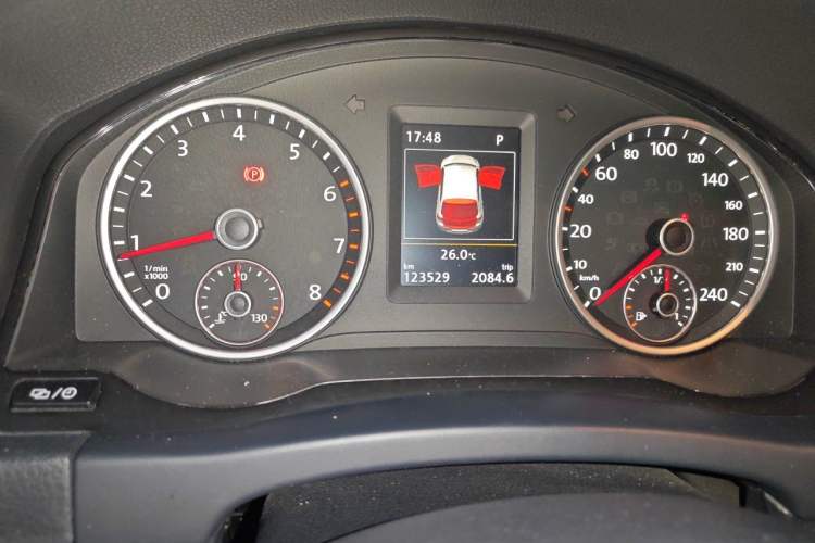 Used Volkswagen Tiguan 2015 1.8TSI Automatic Two-Wheel Drive Luxury Model Odometer Close Up