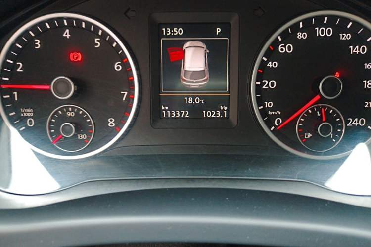 Used Volkswagen Tiguan 2015 1.8TSI Automatic Two-Wheel Drive Luxury Model Odometer Close Up