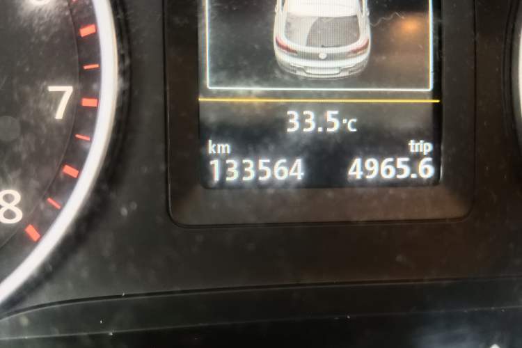 Used Volkswagen Tiguan 2015 1.8TSI Automatic Two-Wheel Drive Luxury Model Odometer Close Up