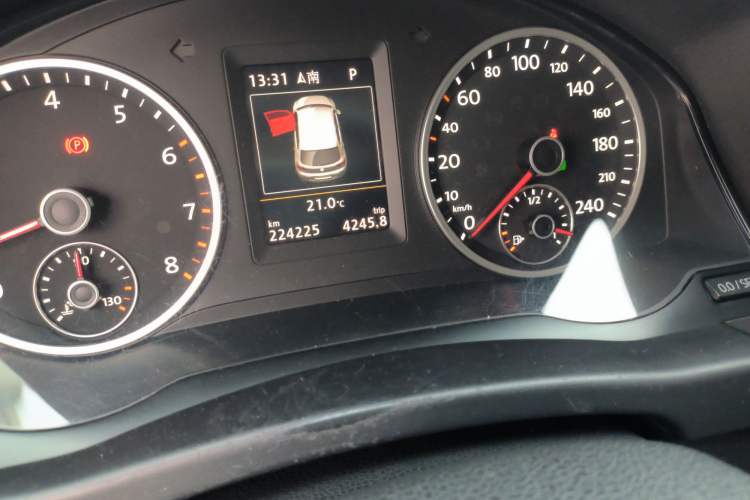 Used Volkswagen Tiguan 2015 2.0 TSI Comfort Edition Odometer Close Up
