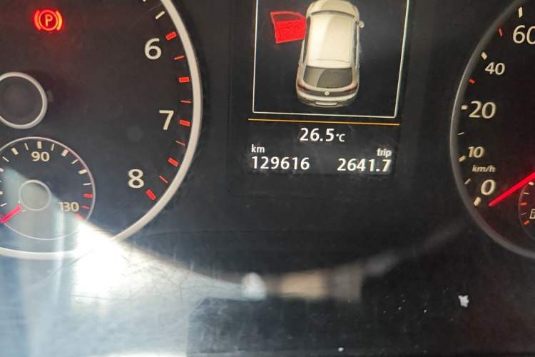 Used Volkswagen Tiguan 2015 1.8TSI Automatic Two-Wheel Drive Luxury Model Odometer Close Up