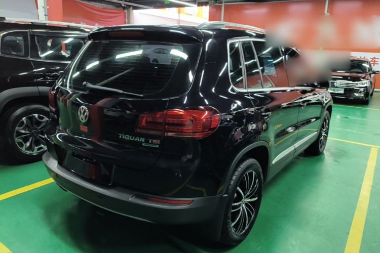 Used Volkswagen Tiguan 2015 1.8TSI Automatic All-Wheel-Drive Luxury Model Rear Right 45 Deg