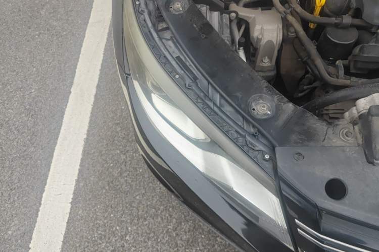Used Volkswagen Tiguan 2015 1.8TSI Manual Two-Wheel-Drive Limited Edition Right Front Headlight