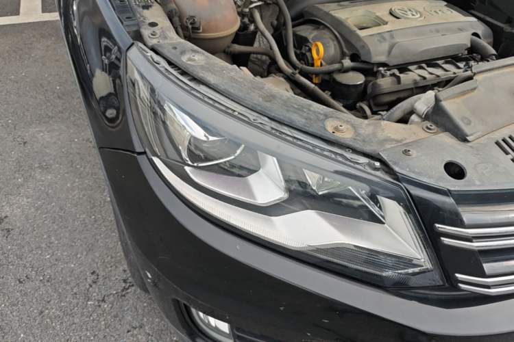 Used Volkswagen Tiguan 2015 1.8TSI Automatic All-Wheel-Drive Luxury Model Right Front Headlight