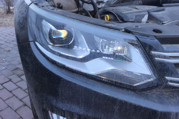 Used Volkswagen Tiguan 2015 1.8TSI Automatic All-Wheel-Drive Luxury Model Right Front Headlight