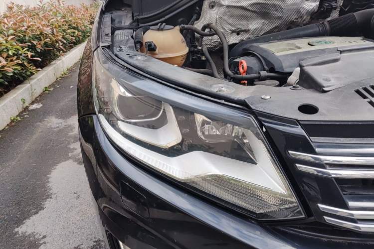 Used Volkswagen Tiguan 2015 2.0 TSI Automatic All-Wheel Drive Flagship Edition Right Front Headlight
