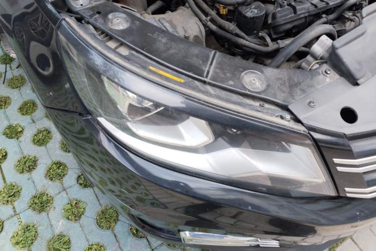 Used Volkswagen Tiguan 2015 1.8TSI Automatic All-Wheel-Drive Luxury Model Right Front Headlight