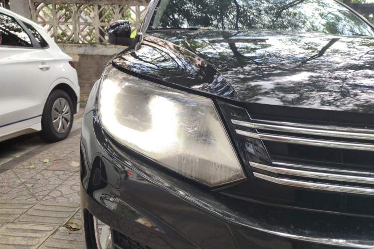 Used Volkswagen Tiguan 2015 2.0 TSI Automatic All-Wheel Drive Flagship Edition Right Front Headlight