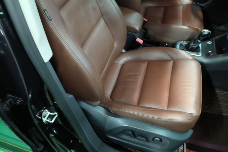 Used Volkswagen Tiguan 2015 1.8TSI Automatic All-Wheel-Drive Luxury Model Right Front Seat
