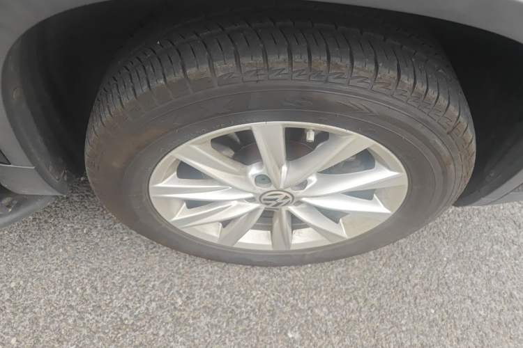 Used Volkswagen Tiguan 2015 1.8TSI Manual Two-Wheel-Drive Limited Edition Right Front Wheel Hub