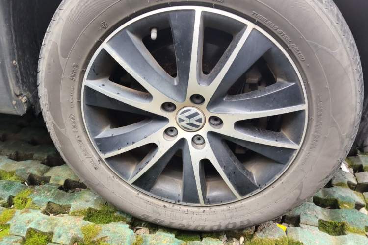 Used Volkswagen Tiguan 2015 2.0 TSI Automatic All-Wheel Drive Luxury Edition Right Front Wheel Hub